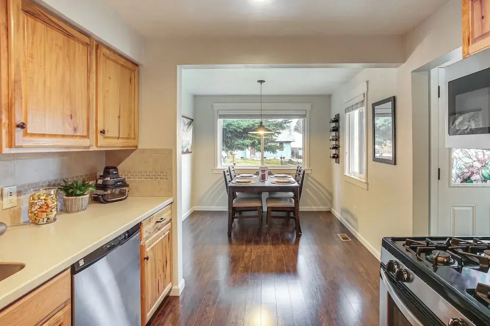 3 Mi to Coeur D'alene Lake! Cozy Mtn-town Getaway