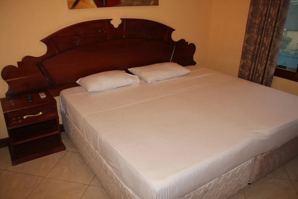Thamole Lodge