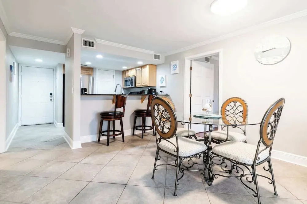 Cozy 2 bed 2 bath condo at the beachside Ocean Club Villas