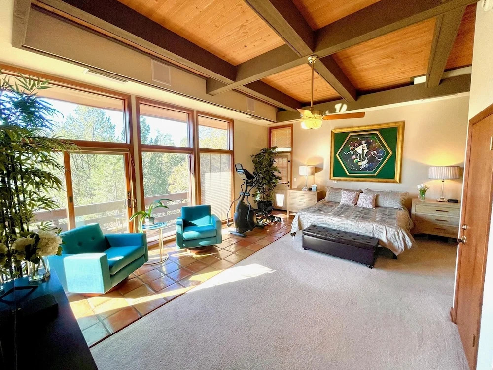 Hilltop Designer Villa, 3 Acres, Forever Views