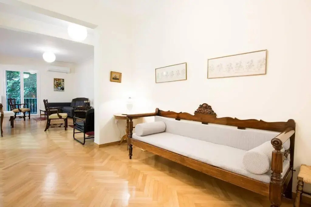 Elegant 3 bd apt, in the most prestigious area.