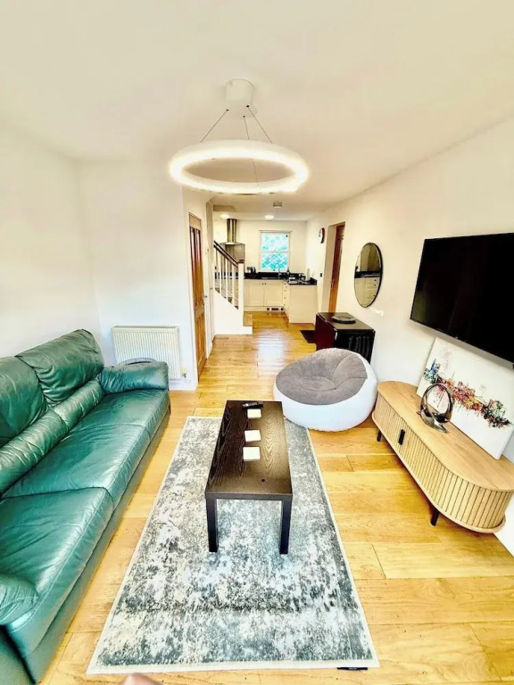 2 Bed House - Sleeps 4 - Parking - Wifi