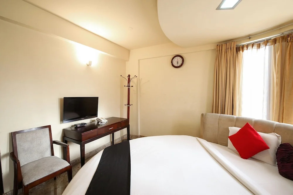 Capital O 18260 Hotel Crystal Park Inn