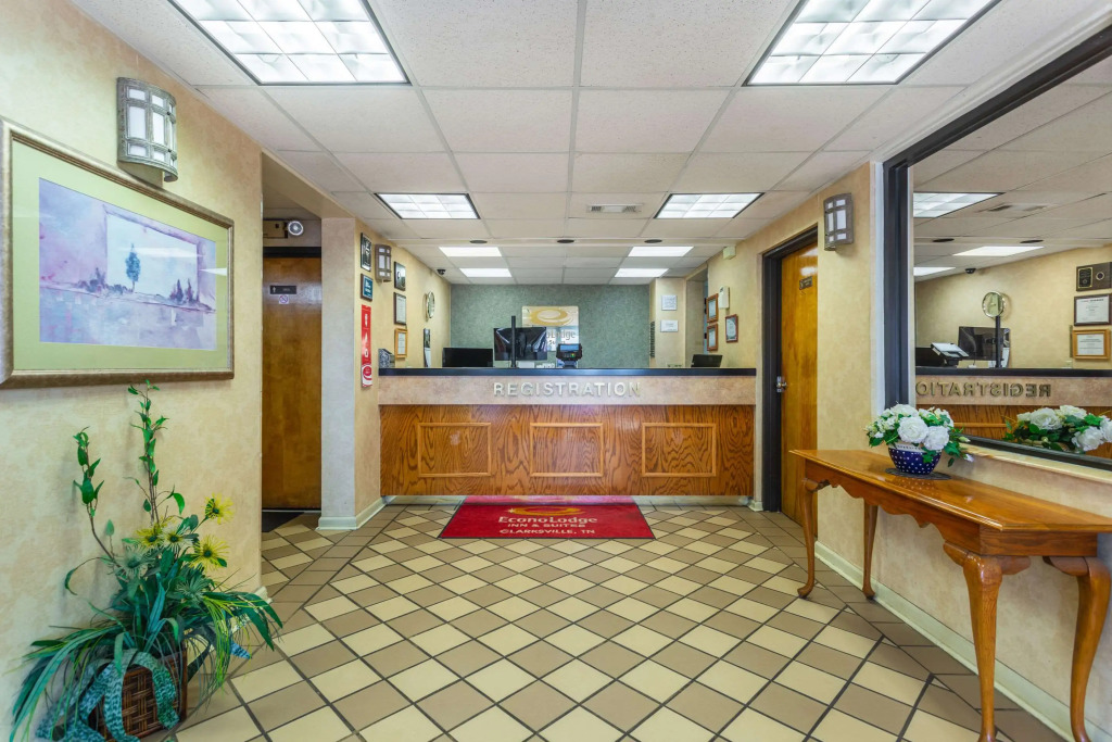 Econo Lodge & Suites Clarksville near Governors Square Mall