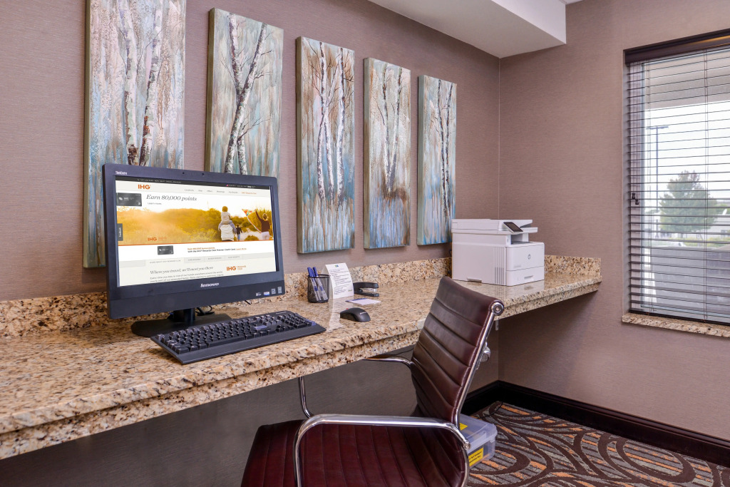 Holiday Inn Express & Suites Emporia Northwest by IHG