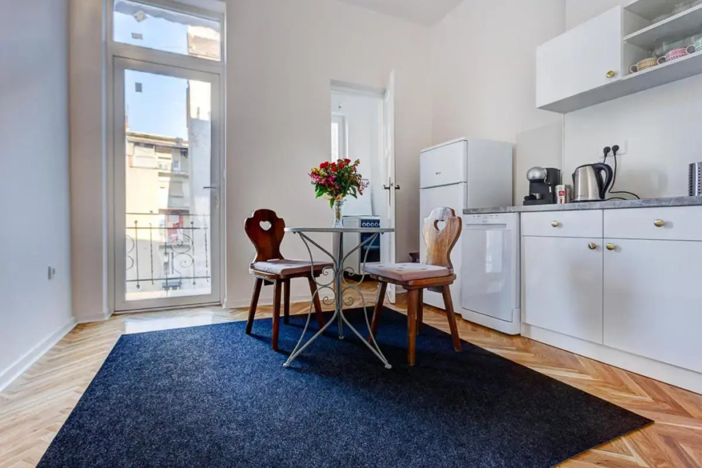Bright Apartment Central