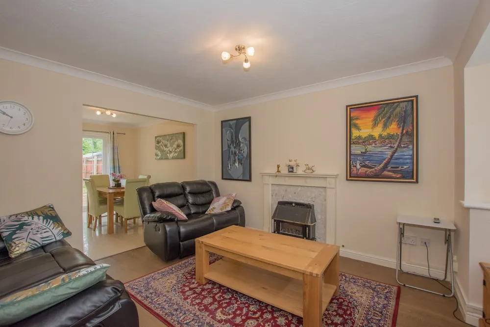 Modern 4 Bedroom Detached House in Cardiff