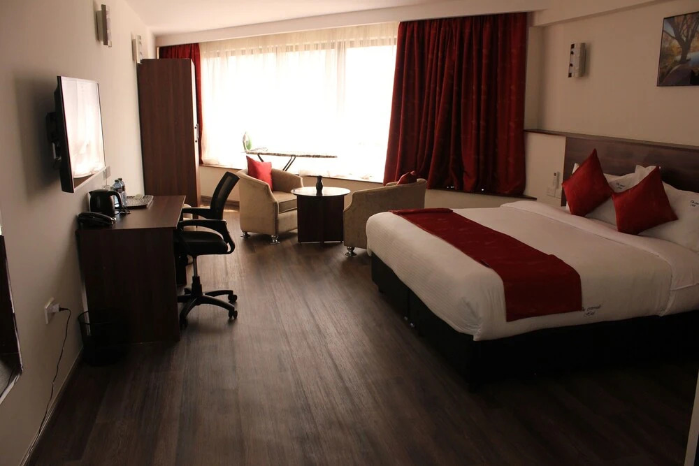 Modern , Spacious King Studio With Kitchenette