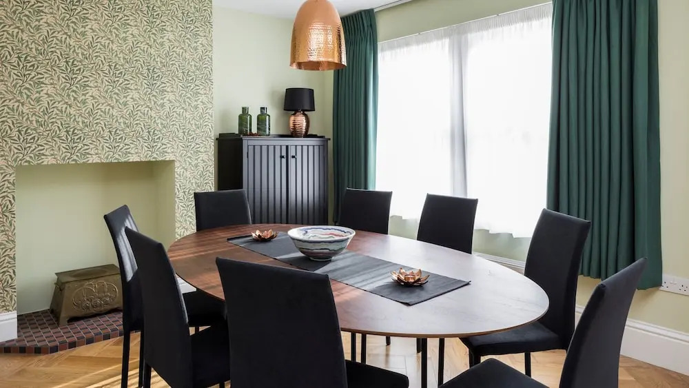 5BR Family Home in Leafy SW London