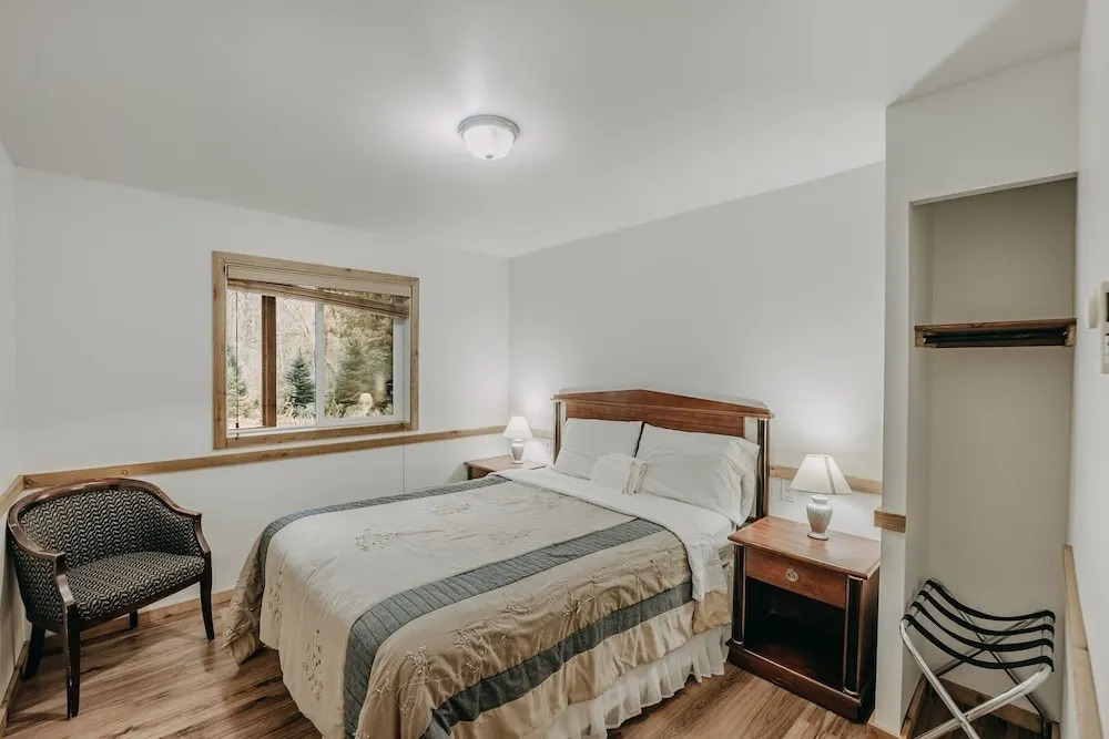 03mbh -12-bdrm - 3.5-bath - Wifi - Pets Ok - Sleeps 26 12 Bedroom Home by RedAwning