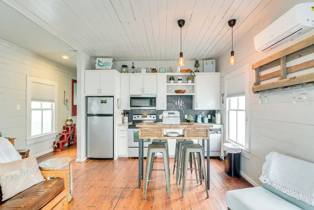 1 Mi to Dtwn Galveston! Home w/ Pet-friendly Yard
