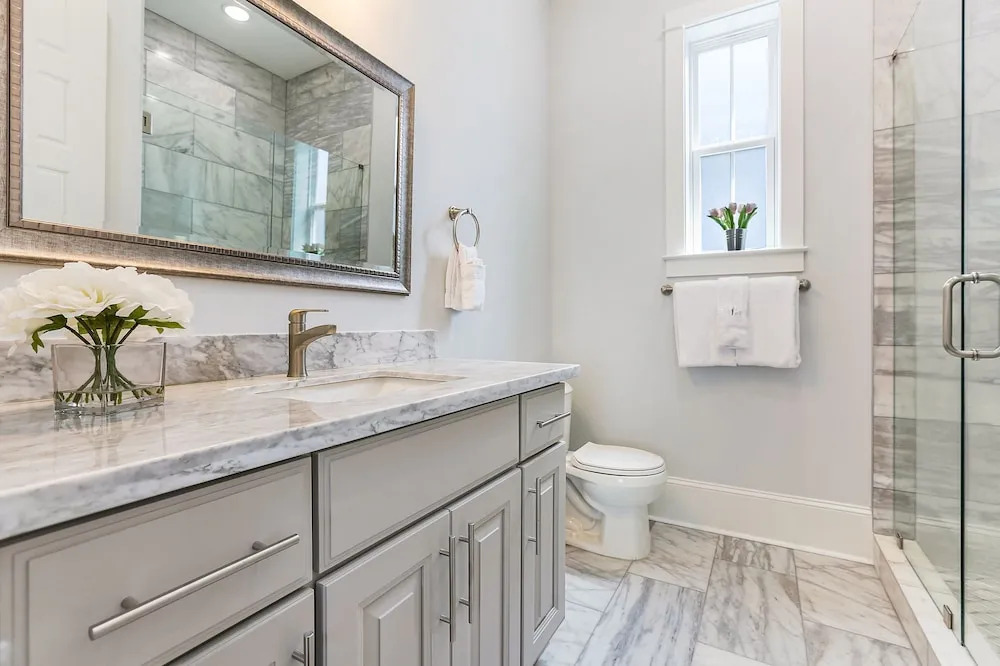 Modern 4 BR Condo with Balcony & Pool - Near FQ