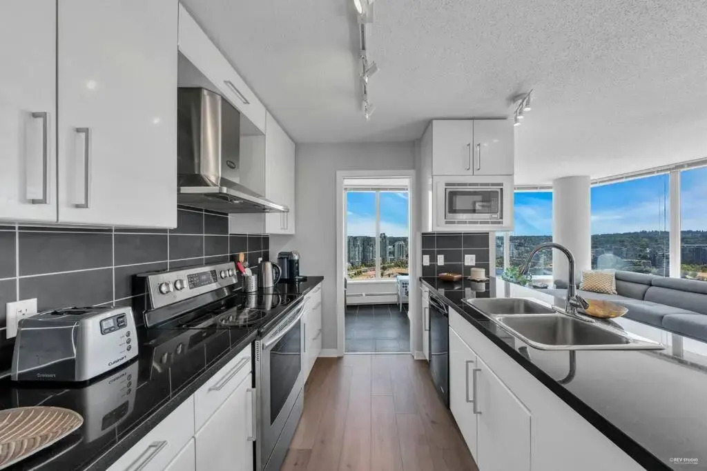 Spacious DT 2-BDR High-rise with view, pool, gym