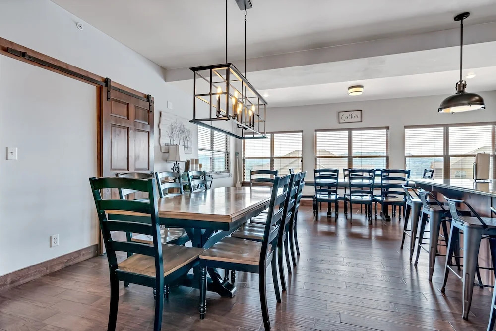 Rockwood Lake Lodge 7 Bedroom Home by RedAwning