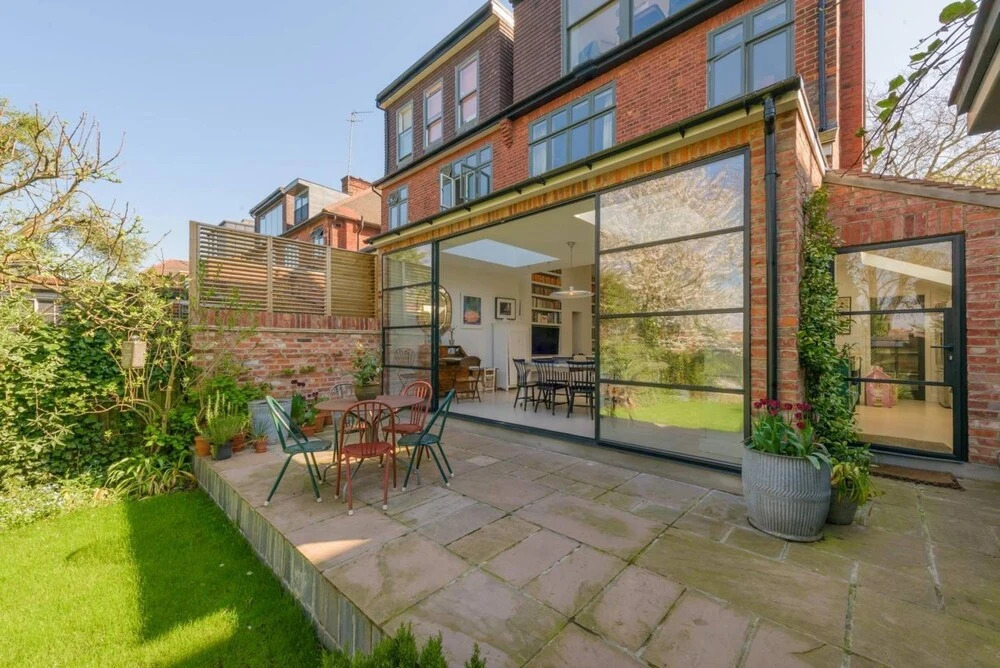 Spacious 5 Bedroom Home With Parking