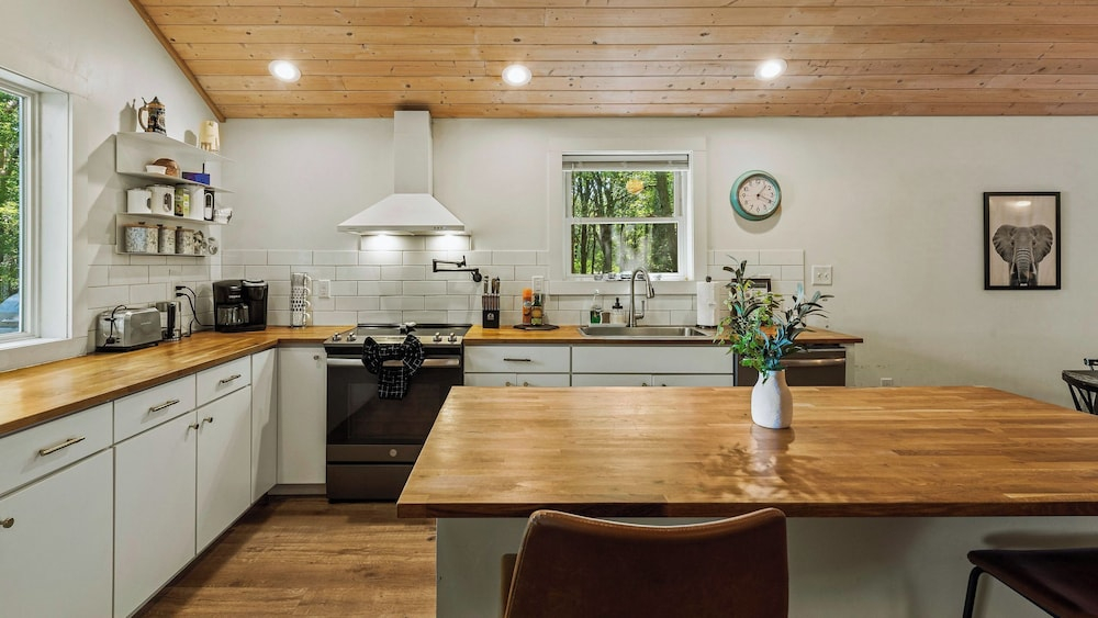 Lake Daze by Avantstay Lakefront w/ Modern Interior, Enclosed Porch & Hot Tub