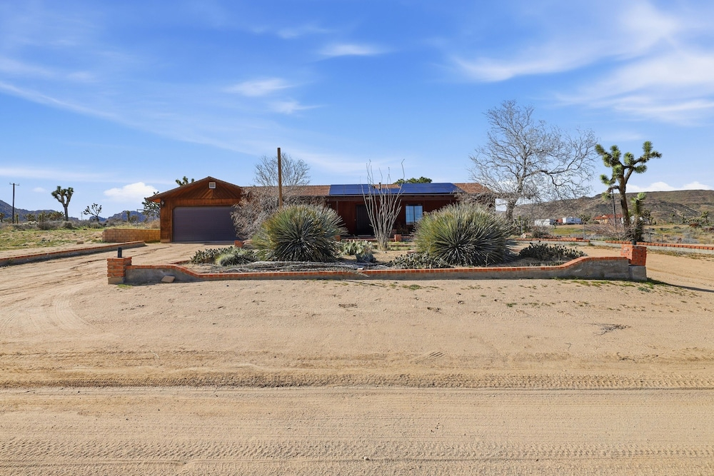 Desert Paradise: Walk to Pappy's - EV and Sleeps 8