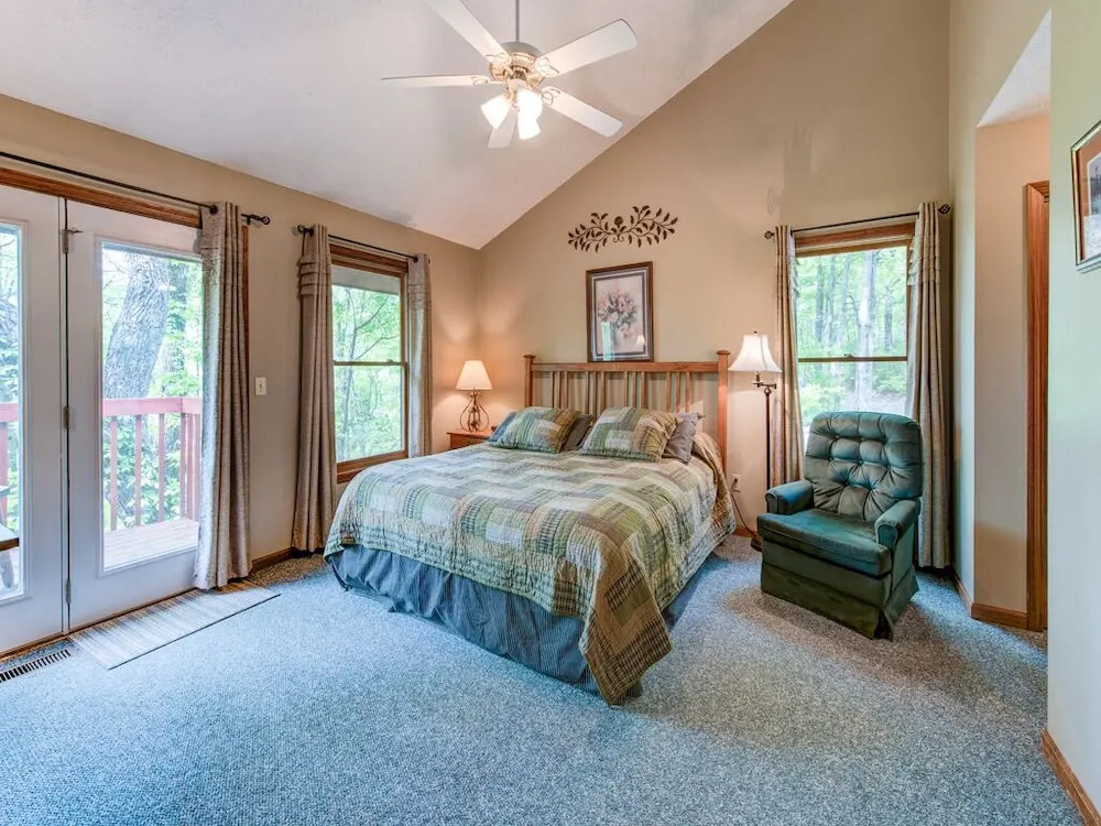 Above and Beyond 2 Bedroom with Hot Tub