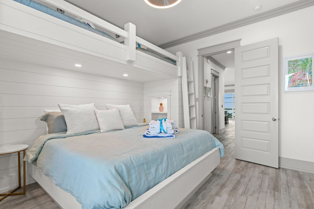 Keep Calm & Pool On at Peaceful Easy Feeling! Sleeps 20!