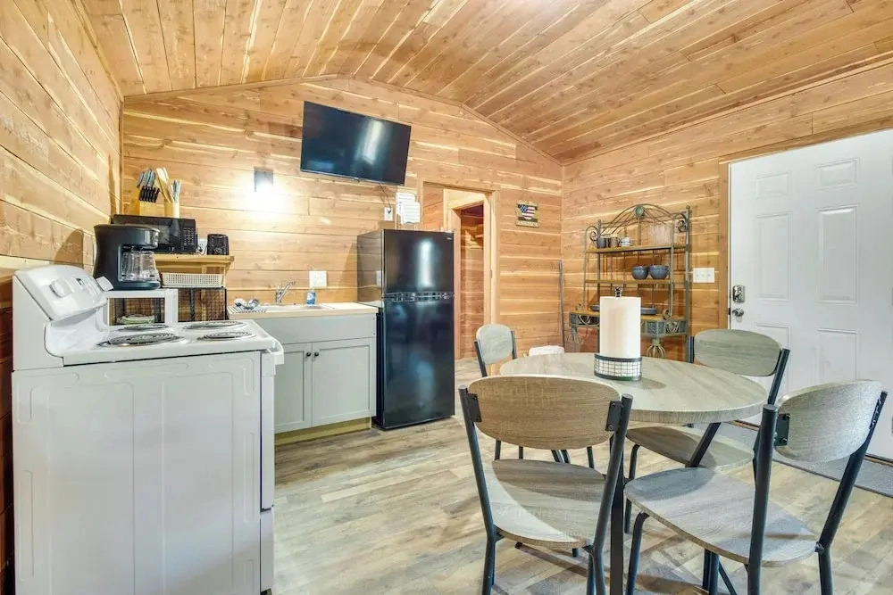 Half-mi to Bull Shoals Lake Access: Anglers Cabin