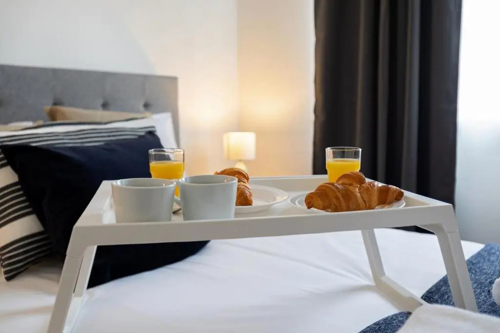 Modern 1-Bedroom Apartment, beach 5-min walk, free parking
