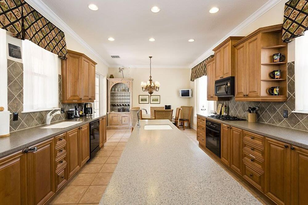 Quality 4 bed villa featuring a pool & spa