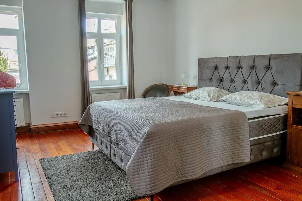 Chic Antique Dana Zagreb center view