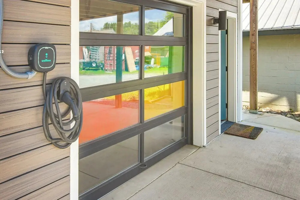 Rooftop Deck, Sweeping Views: Chic Home in Brevard