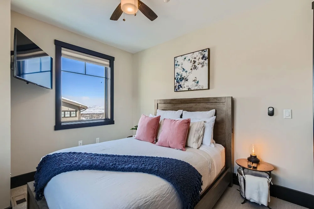 Blackstone Mountain Retreat #21! Walk To The Lifts! 4 Bedroom Apts by RedAwning