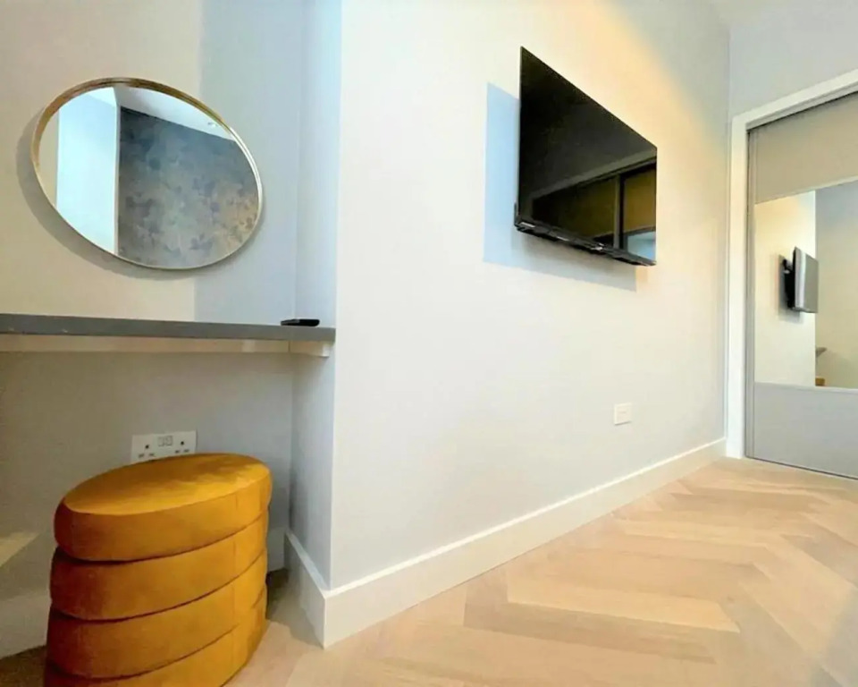 Trendy and Newly Reno'd 1 Bed Nr The Meadows