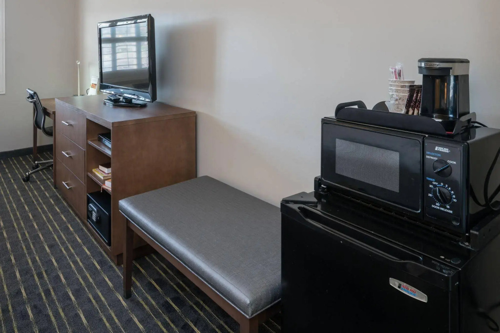 Hotel Aura SFO Airport FREE SHUTTLE