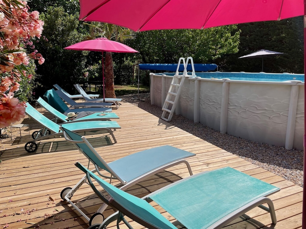 LOustaloise - Chambres et table dhôtes prés de Béziers- Alex est cuisinier de métier- Piscine avec transats et parasols terrasse parking privé et garage à vélos motos- Labellisée Accueil vélo et Vignoble et découverte