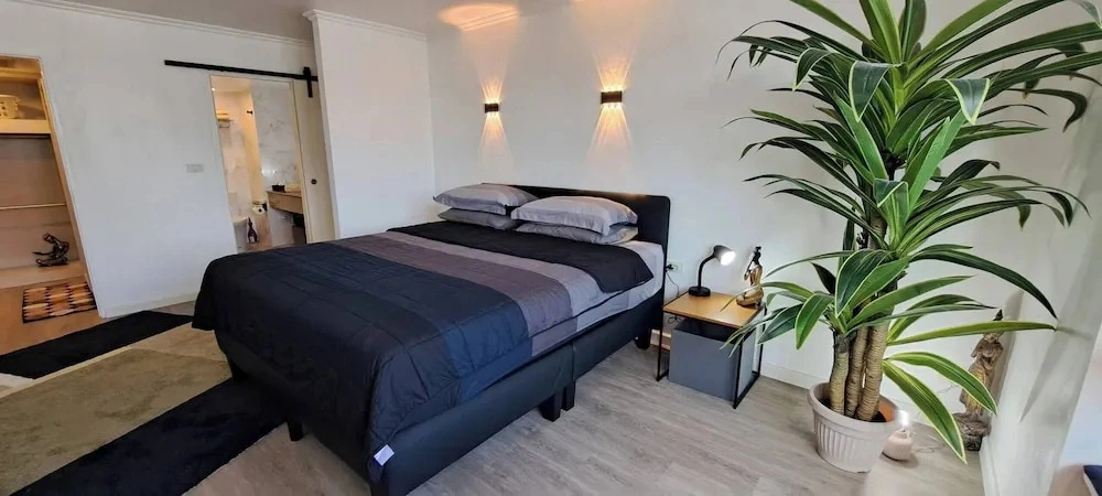 Stylish New Condo in Nana