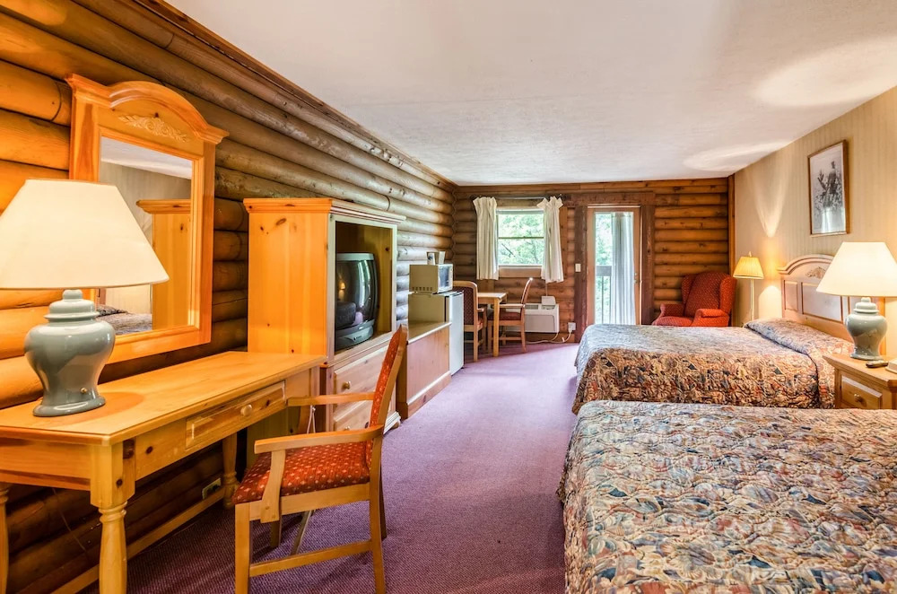 Highland Hills Motel & Cabins