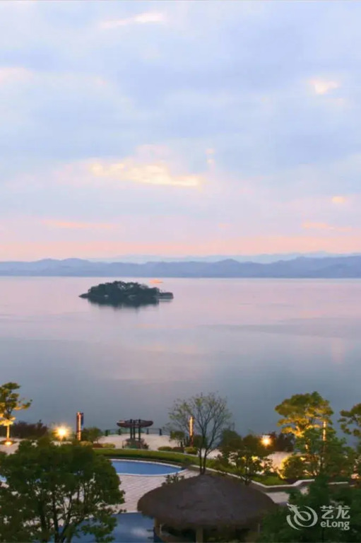 Greentown Island Lake Resort Hotel