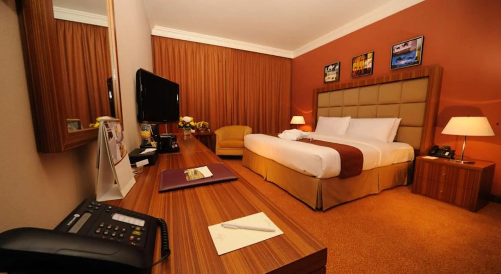 Отель City Seasons Al Hamra Hotel