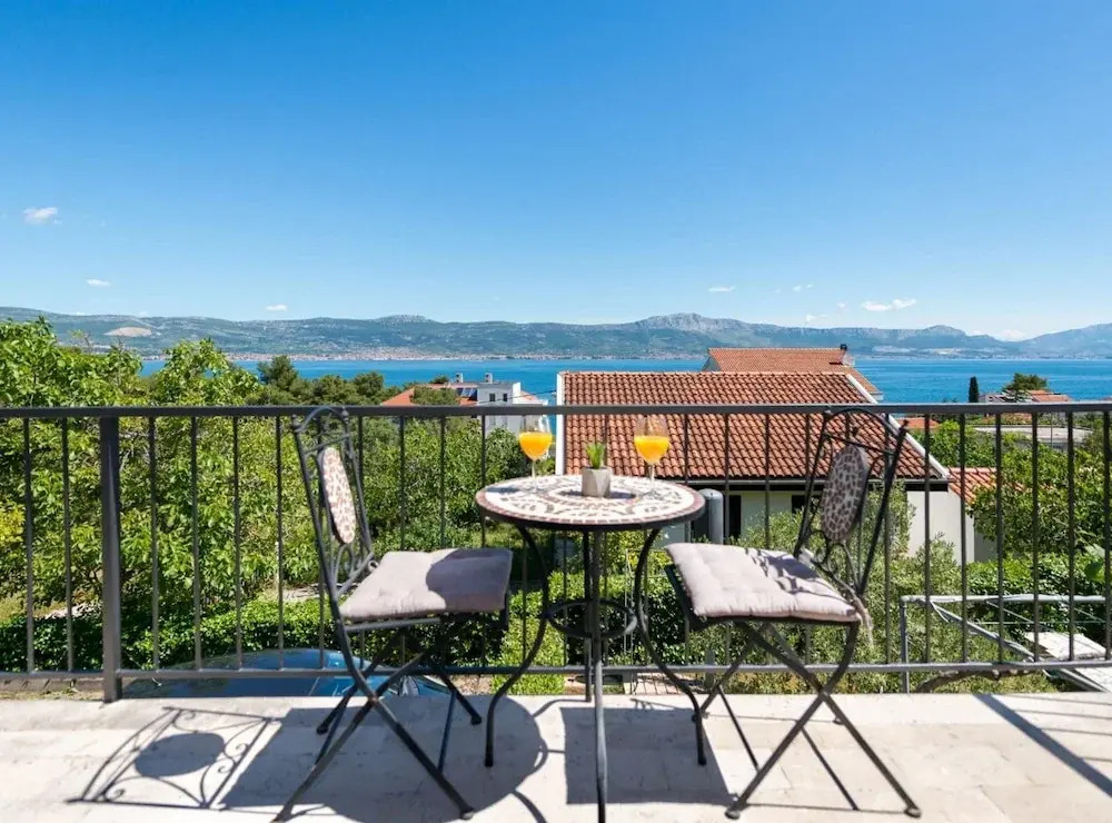 Seaside Getaway Holiday Home With Patio Slatine