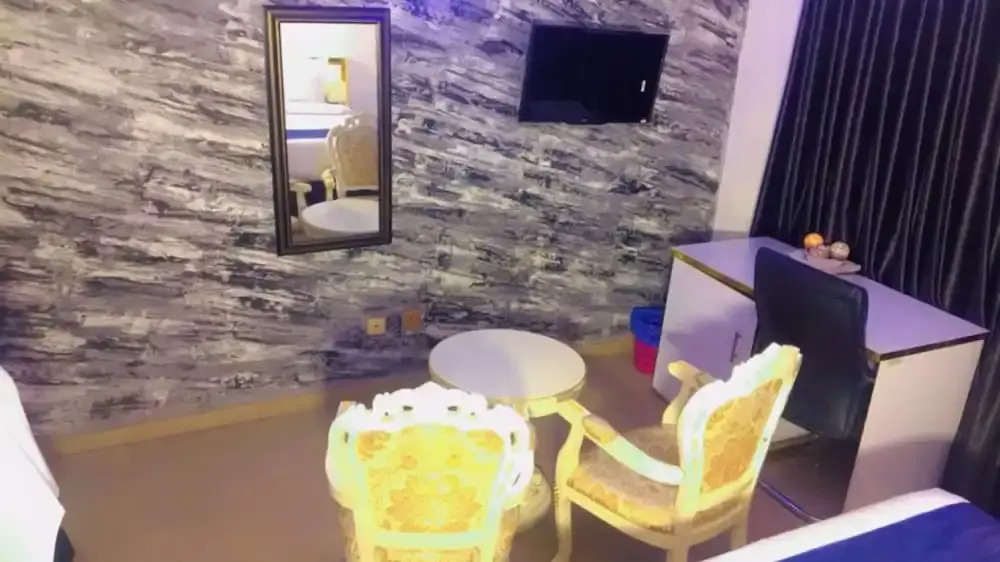 Autograph Apartment