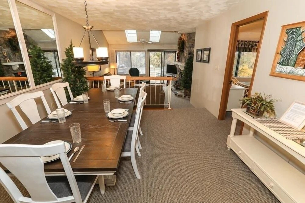Seven Springs 2 BR Deluxe Condo with Mountain Views by RedAwning