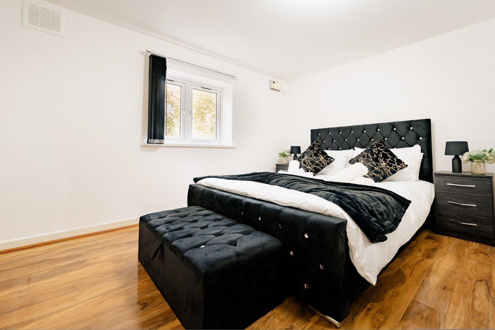 LUX Woolwich Flat 2 Stops to Canary Wharf