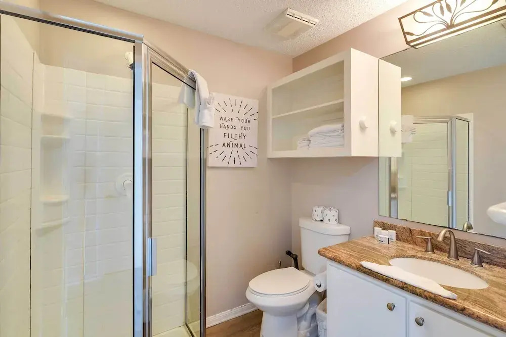Walk to Ocean! Family & Pet-friendly Galveston Gem
