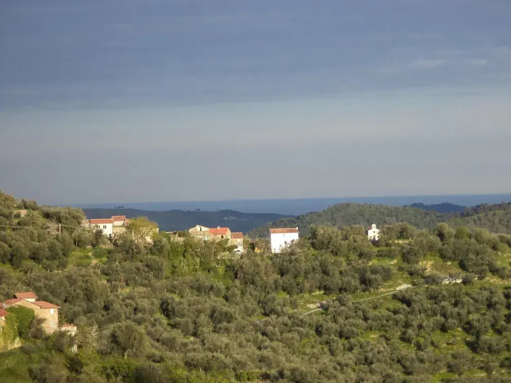 Small House in the Hills for Beautiful Walks Near the Sea