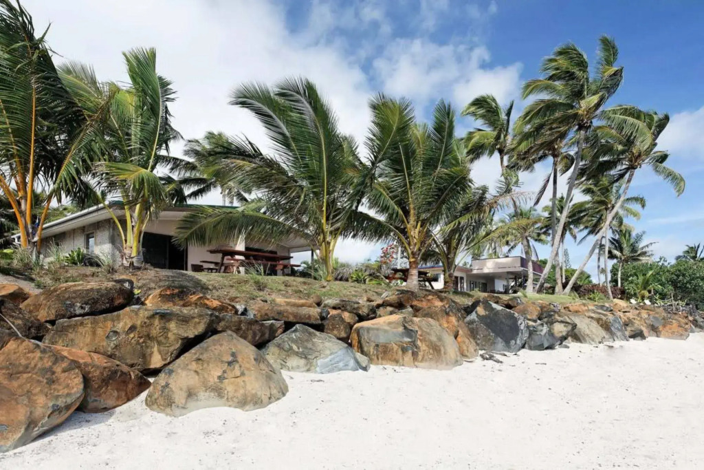 Raro Beach Bach