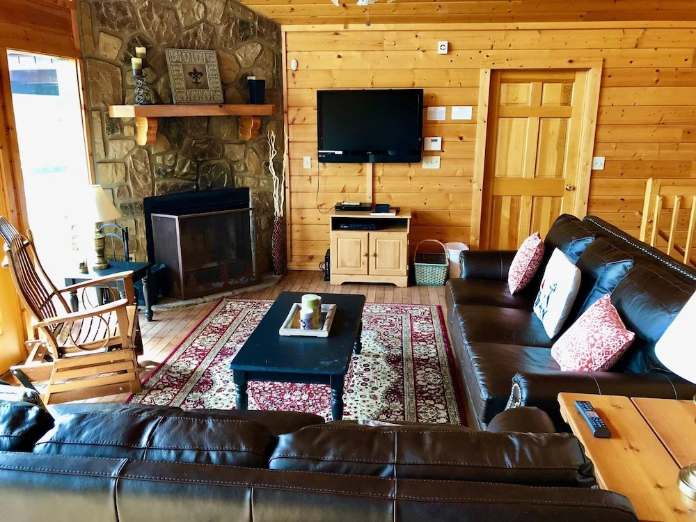 Majestic Views 4 Br cabin by RedAwning