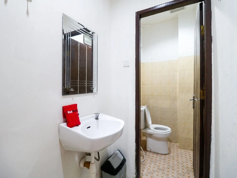 RedDoorz near Caribbean Waterpark