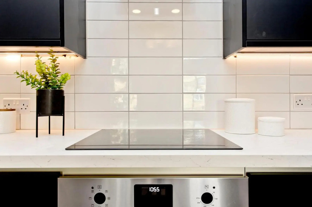 Modern City Centre 2 Bedroom 2 Bathroom Apartments, Main Door Ground with Private Parking