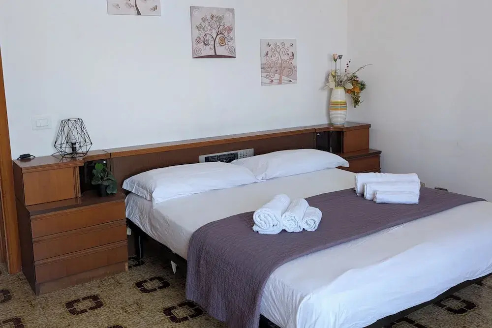 Sicilian Apt in Donnalucata-sleeps 4- 2 Min Beach