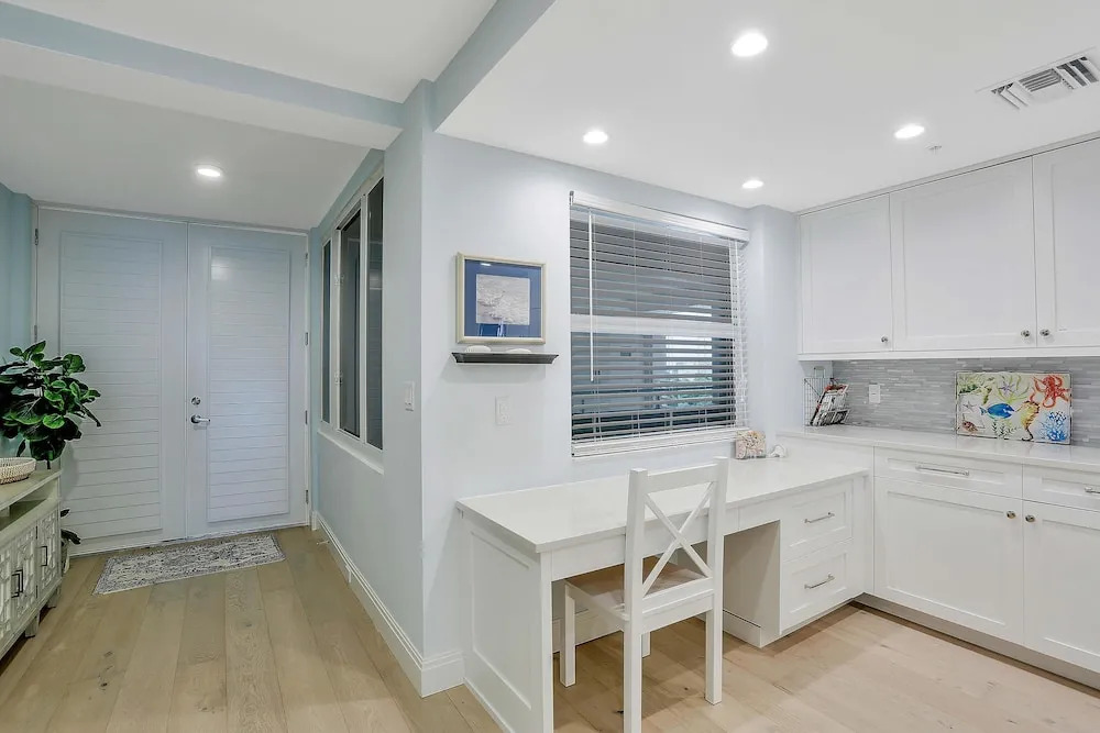 Beachfront Condo With 180-degree Views and Pool