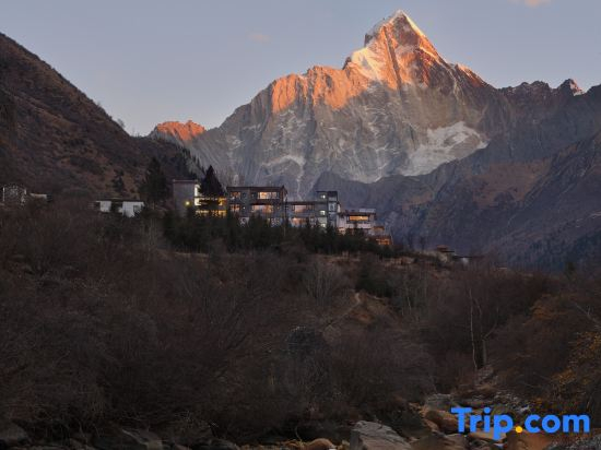 Siguniang Mountain Yangwangxingkong Snow Mountain Hotel[The best spot to view snow-capped mountains]