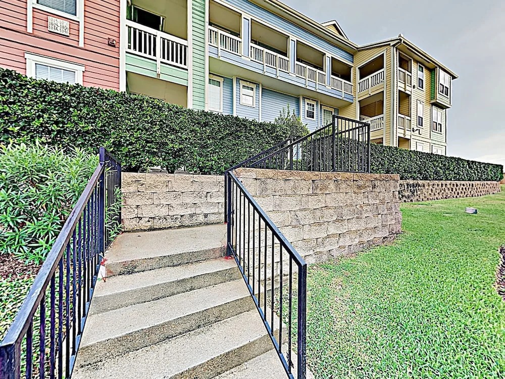 New Listing! Gulf Tropicana - Beach Access & Pools 2 Bedroom Condo